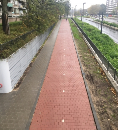 Schiedam, Station Nieuwland, dubbelklinkers rood, betontegels 30x30 en trottoirbanden